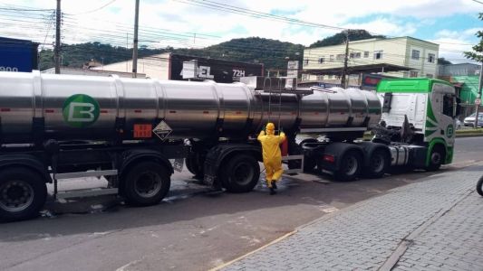 Bombeiros trabalham na contenção do vazamento