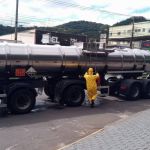 Caminhão derrama ácido sulfúrico em avenida de Juiz de Fora
