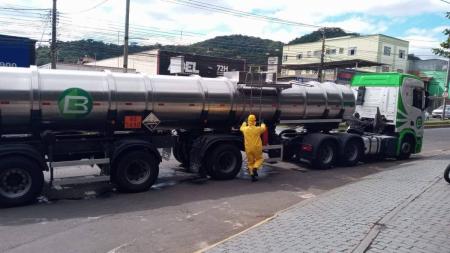Bombeiros trabalham na contenção do vazamento