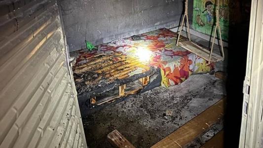Um pé de cabra foi usado para abrir a porta da casa