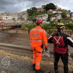Bombeiros procuram por pessoa que caiu em córrego na avenida Tereza Cristina durante temporal em BH