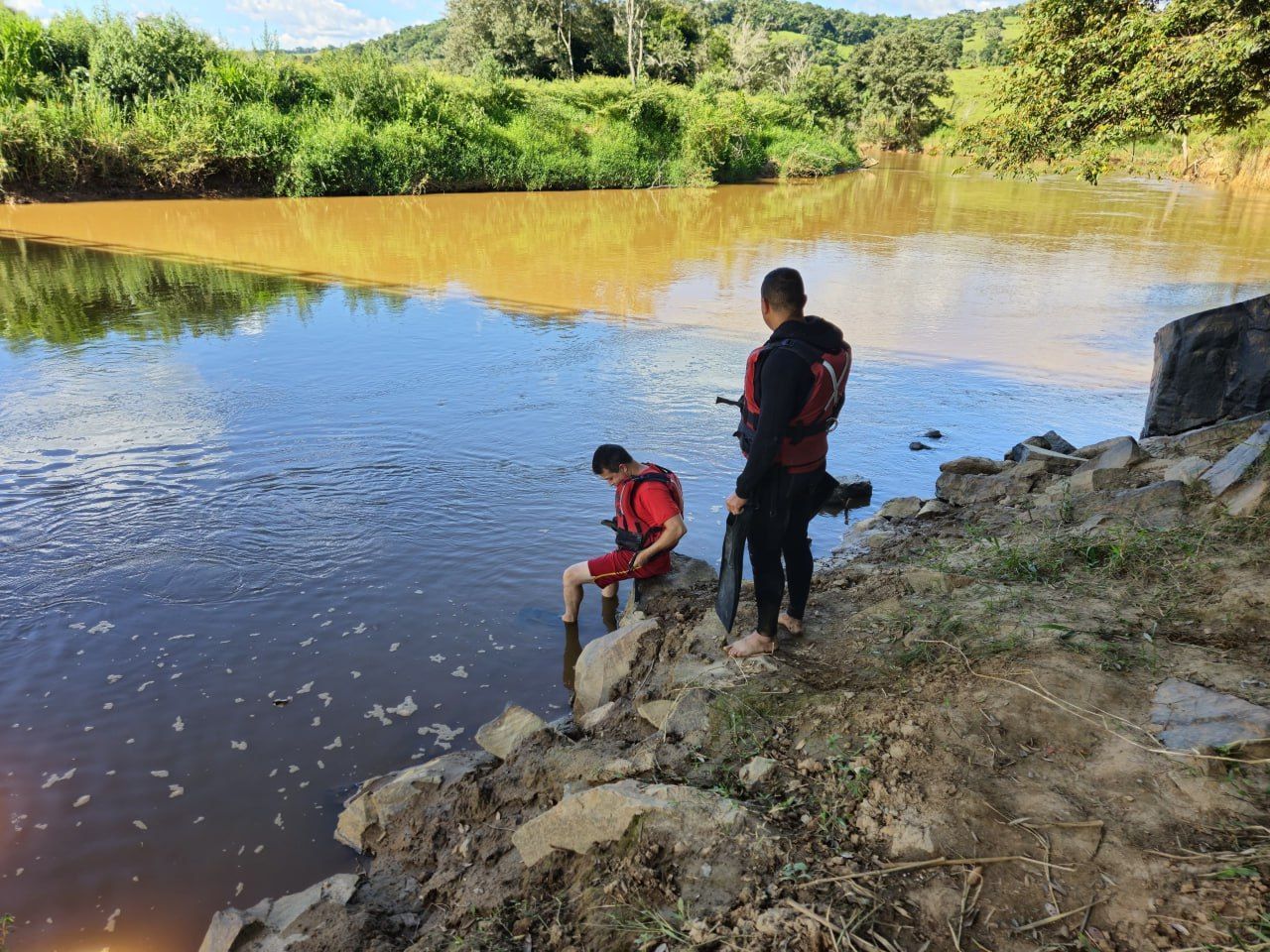 Jovem entra no rio Jacaré para pegar vara de pescar, se afoga e morre em Minas