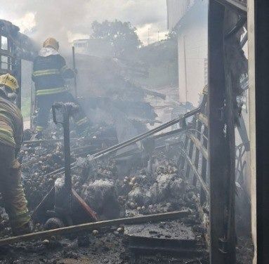 Após risco de explosão, incêndio em supermercado na MG-10 é controlado; veja imagens
