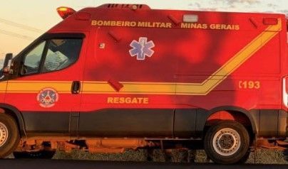 Mulher morre após colisão de carro na traseira de caminhão em João Monlevade