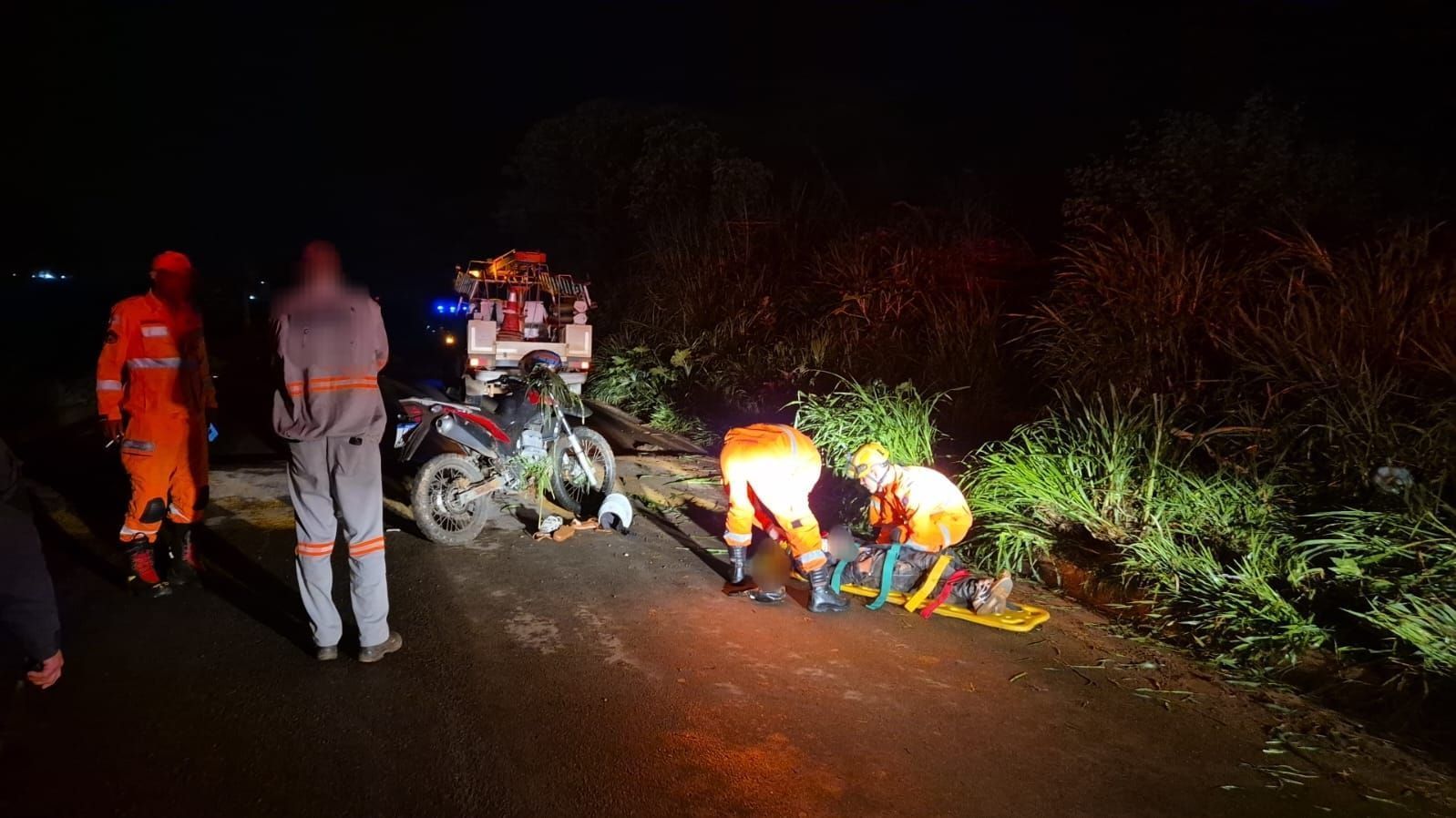 Casal fica ferido após perder o controle de moto na MGC-491
