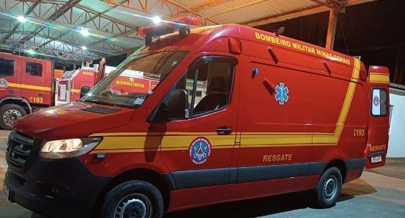 Fogo destrói 43 carros em pátio de veículos de Santa Luzia (MG)