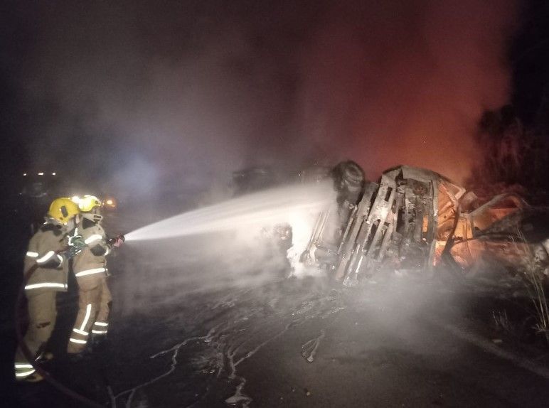 Batida entre carreta e pick-up deixa dois mortos carbonizados em rodovia no Norte de Minas