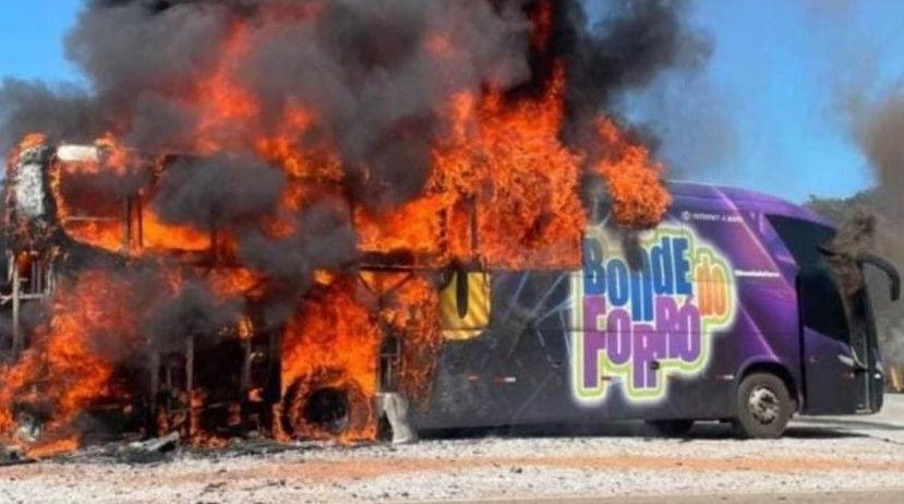 Incêndio destrói ônibus do grupo Bonde do Forró na região do Vale do Rio Doce, em Minas Gerais