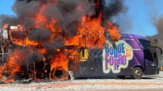 Ônibus do Grupo Bonde do Forró pega fogo em Minas Gerais
