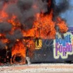 Incêndio destrói ônibus do grupo Bonde do Forró na região do Vale do Rio Doce, em Minas Gerais