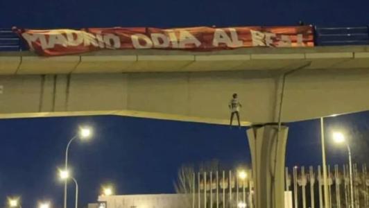 Boneco com a camisa de Vinícius Júnior é pendurado simulando enforcamento