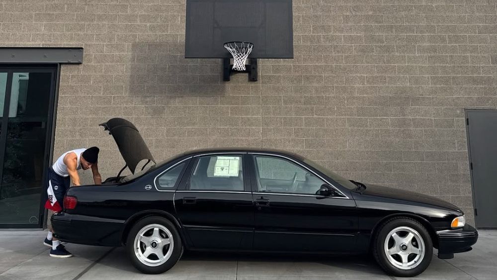 Astro da NBA exibe carro clássico dos anos 90, e baixa quilometragem impressiona