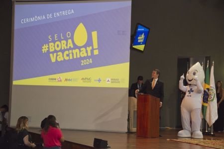 Foto mostra o procurador-geral de Justiça Jarbas Soares Júnior e o Zé Gotinha