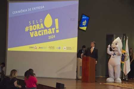 Foto mostra o procurador-geral de Justiça Jarbas Soares Júnior e o Zé Gotinha
