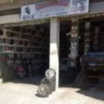 Homem dá marretadas na cabeça de esposa e foge com filho de 4 anos