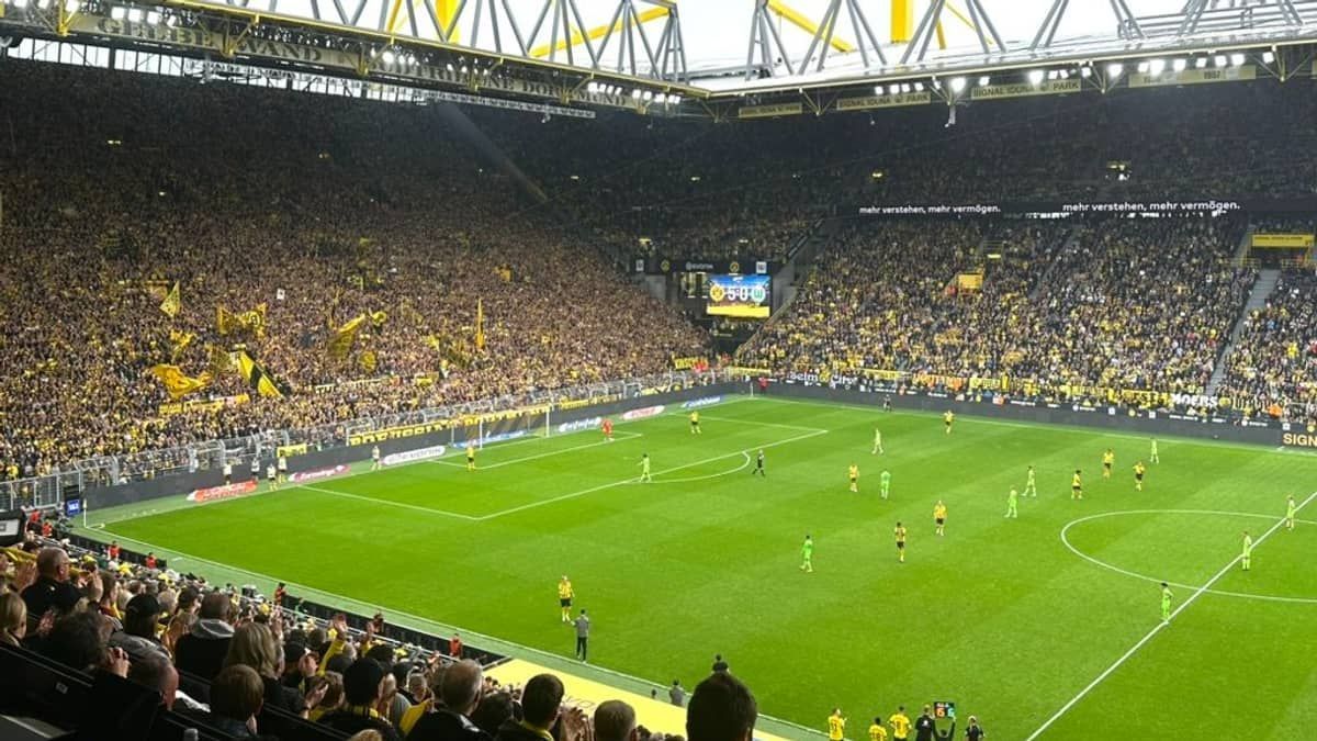 Borussia goleia Wolfsburg e segue na cola do líder Bayern na Bundesliga