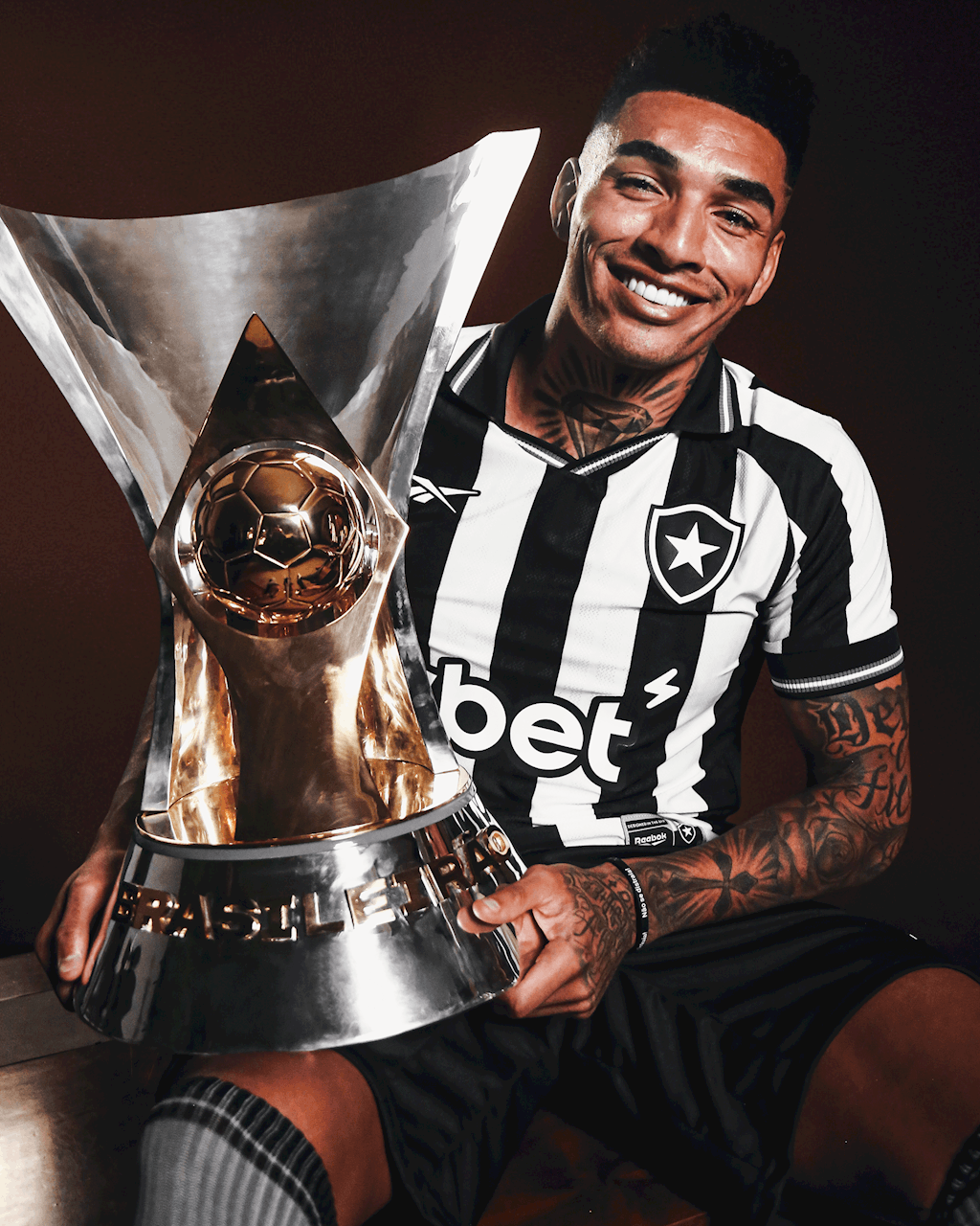 Com campeões de 1995, Botafogo lança novo uniforme para 2025/26; veja