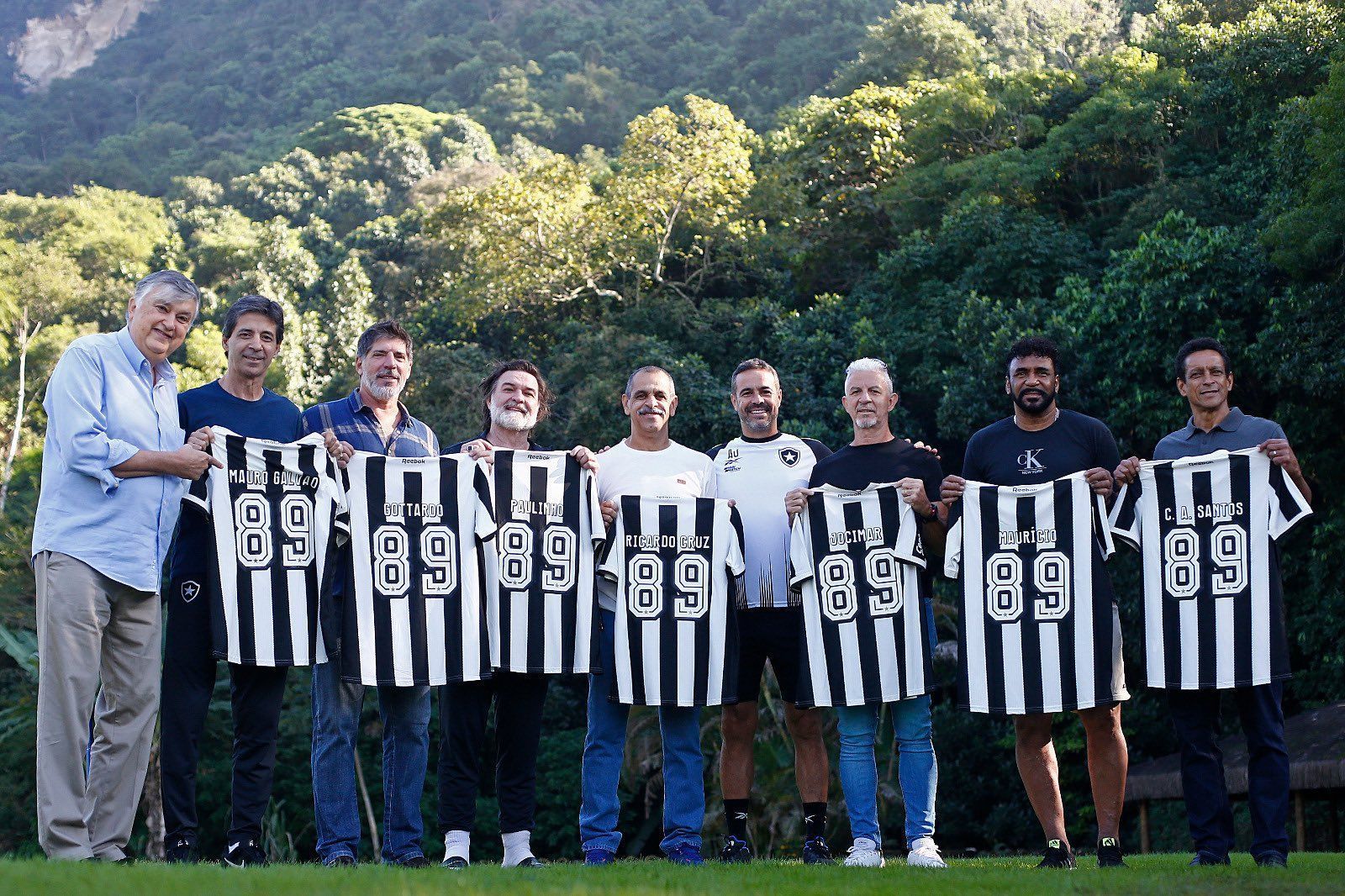Maurício, Mauro Galvão e outros campeões de 89 visitam o CT do Botafogo