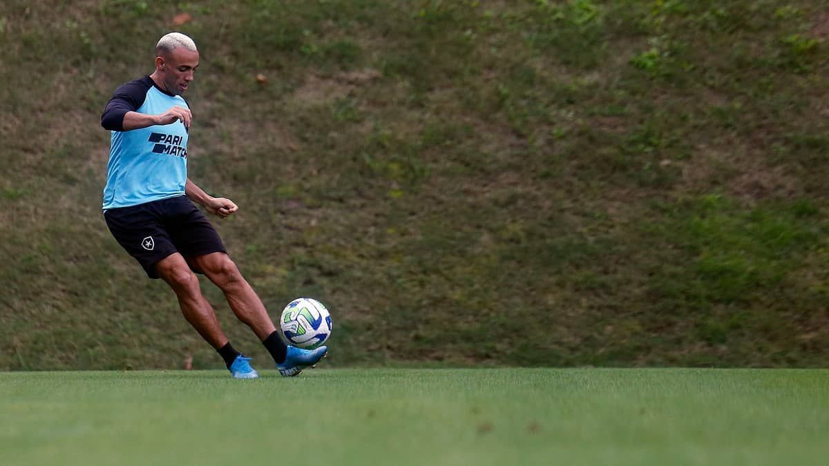 Botafogo trabalha com até três reforços em 'decisão' com o Grêmio