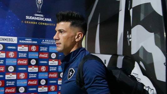 Botafogo, do capitão Victor Cuesta, enfrenta o Defensa y Justicia nesta quarta (30)