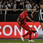 Líder do Brasileirão, Botafogo recebe o Athletico no Nilton Santos lotado