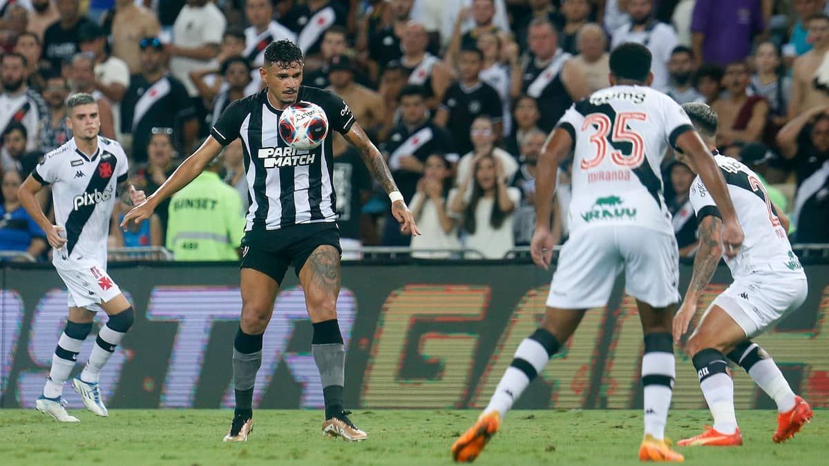 Botafogo e Vasco se enfrentam e têm em comum apenas o comando interino