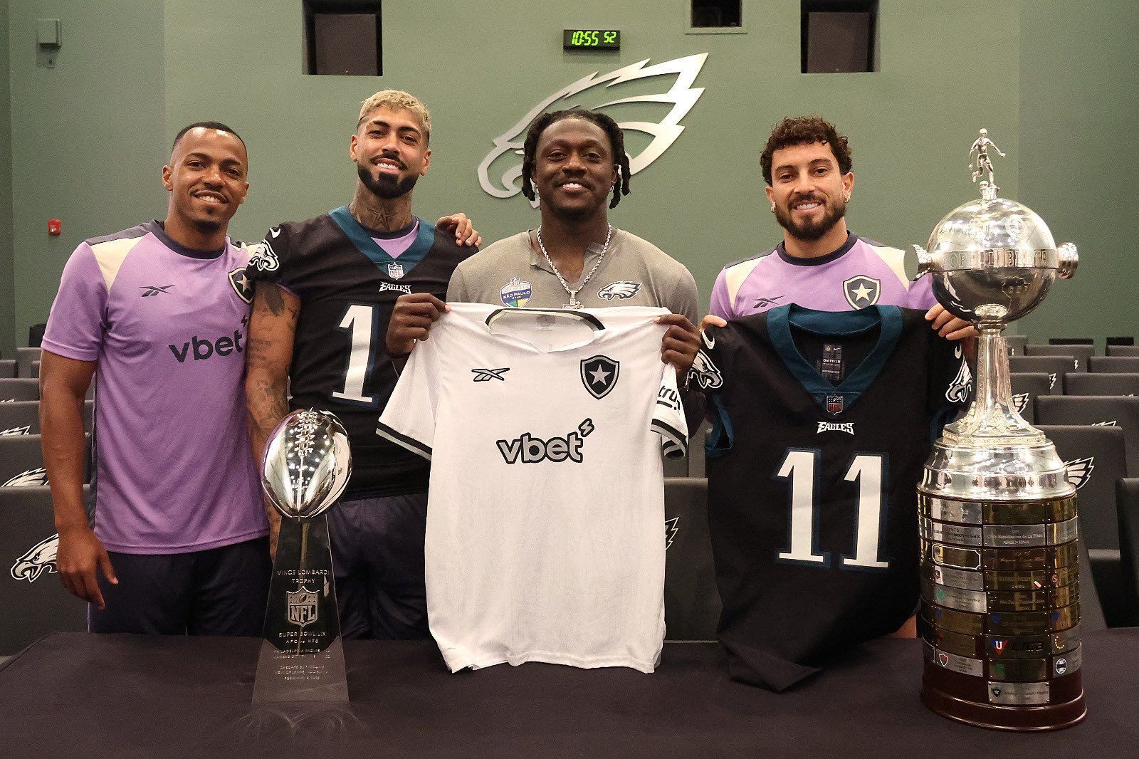 Botafogo inicia preparação no CT dos Eagles, e elenco conhece astro da NFL