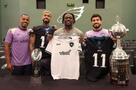 AJ Brown, astro do Philadelphia Eagles, posa ao lado de Marlon Freitas, Alexander Barboza e Alex Telles, do Botafogo