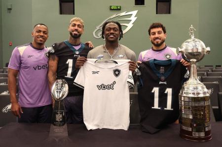 AJ Brown, astro do Philadelphia Eagles, posa ao lado de Marlon Freitas, Alexander Barboza e Alex Telles, do Botafogo