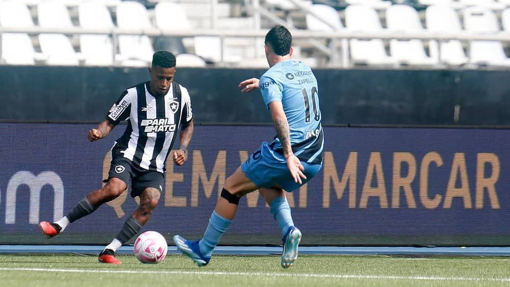 Botafogo e Athletico empatam jogo iniciado no sábado e encerrado neste domingo