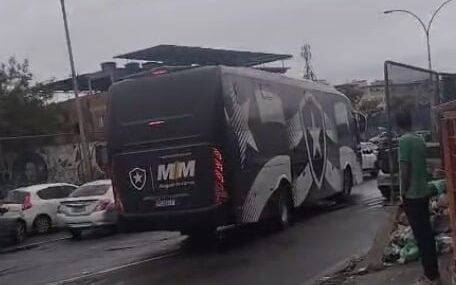 Ônibus do Botafogo fica preso em tiroteio no Rio de Janeiro; clube se posiciona