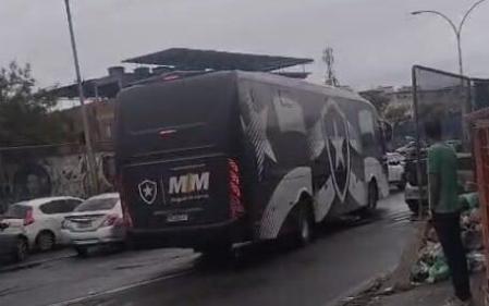 Ônibus com atletas das divisões de base do Botafogo na Linha Amarela, uma das principais vias expressas do Rio de Janeiro