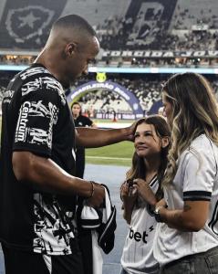 Marlon Freitas, capitão do Botafogo, com familiares do policial Rodrigo Velloso