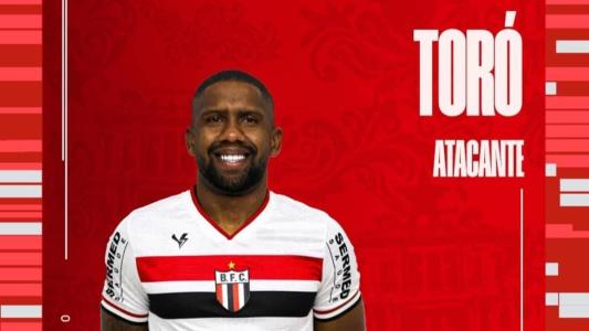 Botafogo-SP anuncia a contratação de Jonas Toró, atacante ex-São Paulo