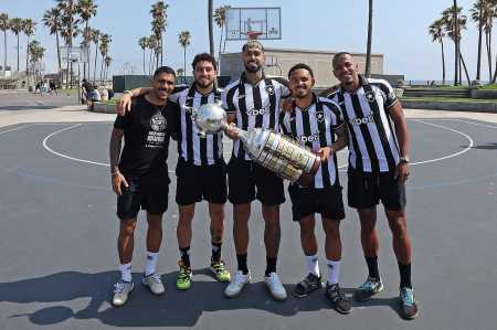 Jogadores do Botafogo em Venice Beach: o Glorioso está nos Estados Unidos para a disputa do Mundial de Clubes