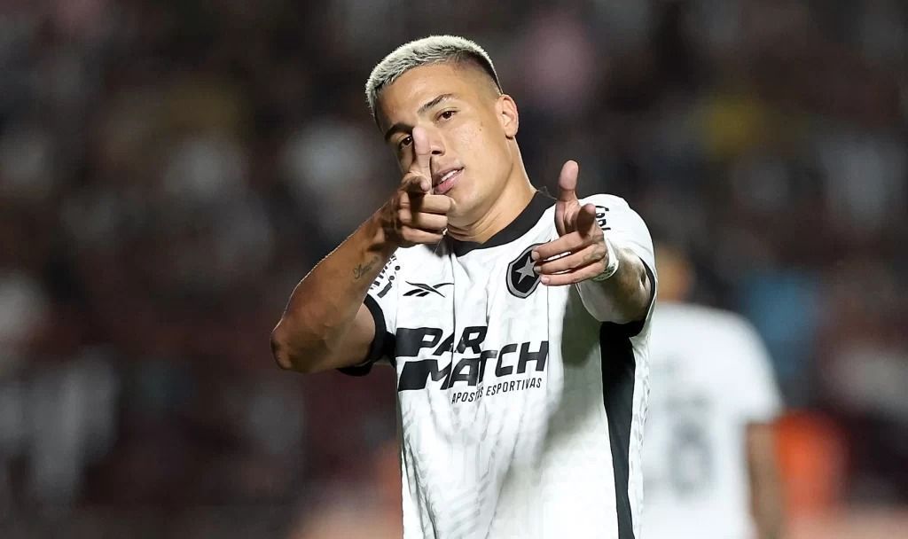 Carlos Alberto, do Botafogo, chega ao Recife para assinar com o Sport