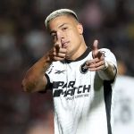 Carlos Alberto, do Botafogo, chega ao Recife para assinar com o Sport