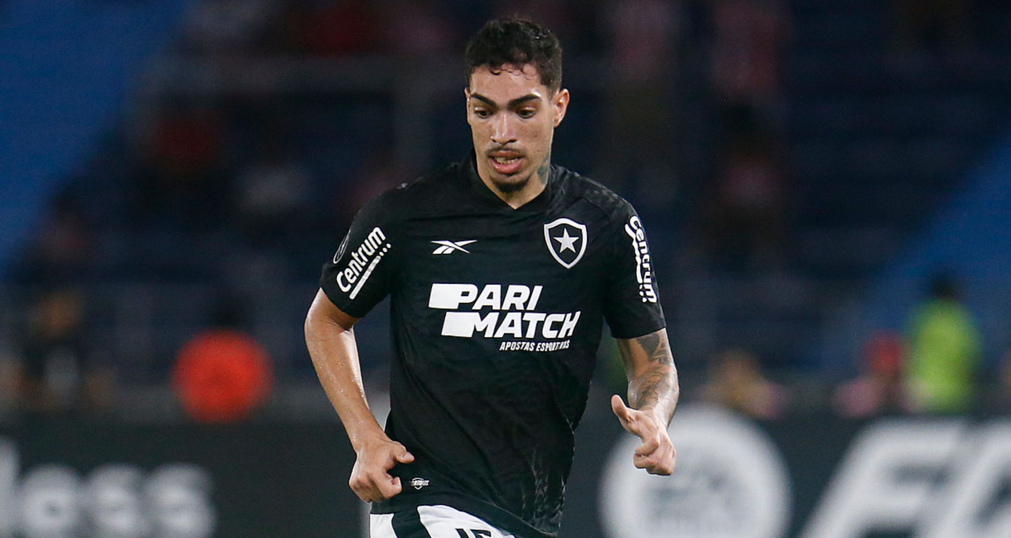 Vitória acerta contratação de lateral do Botafogo; saiba detalhes