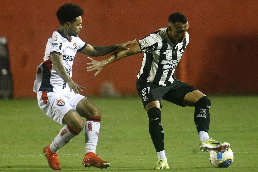 Botafogo vence o Vitória em Salvador e assume liderança do Brasileirão