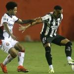 Botafogo vence o Vitória em Salvador e assume liderança do Brasileirão