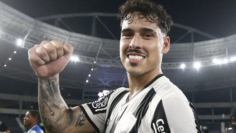 Vitória se acerta com zagueiro, mas Botafogo dificulta negócio; entenda