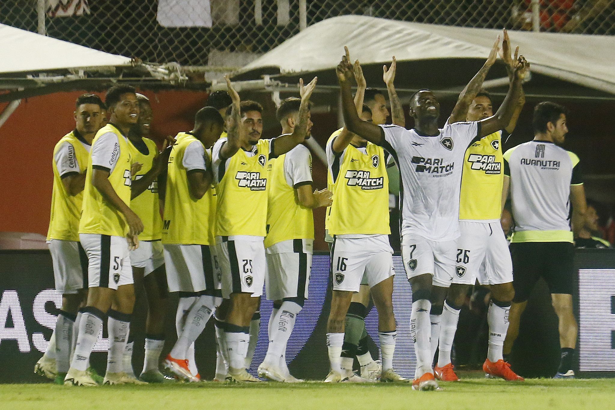 Botafogo vence Vitória no Barradão e avança às oitavas da Copa do Brasil