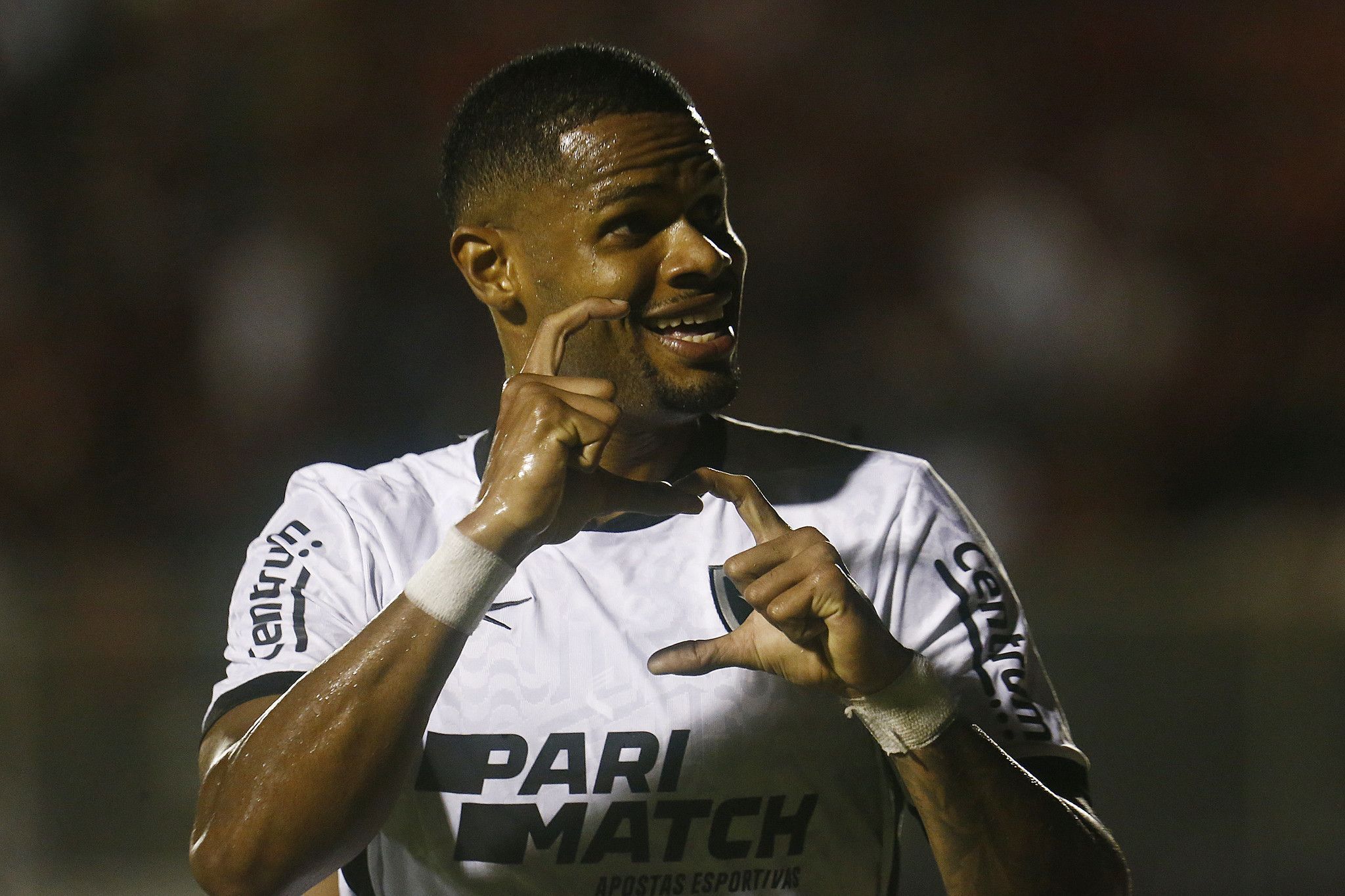 Júnior Santos valoriza vitória do Botafogo e revela 'caravana' da família a Salvador