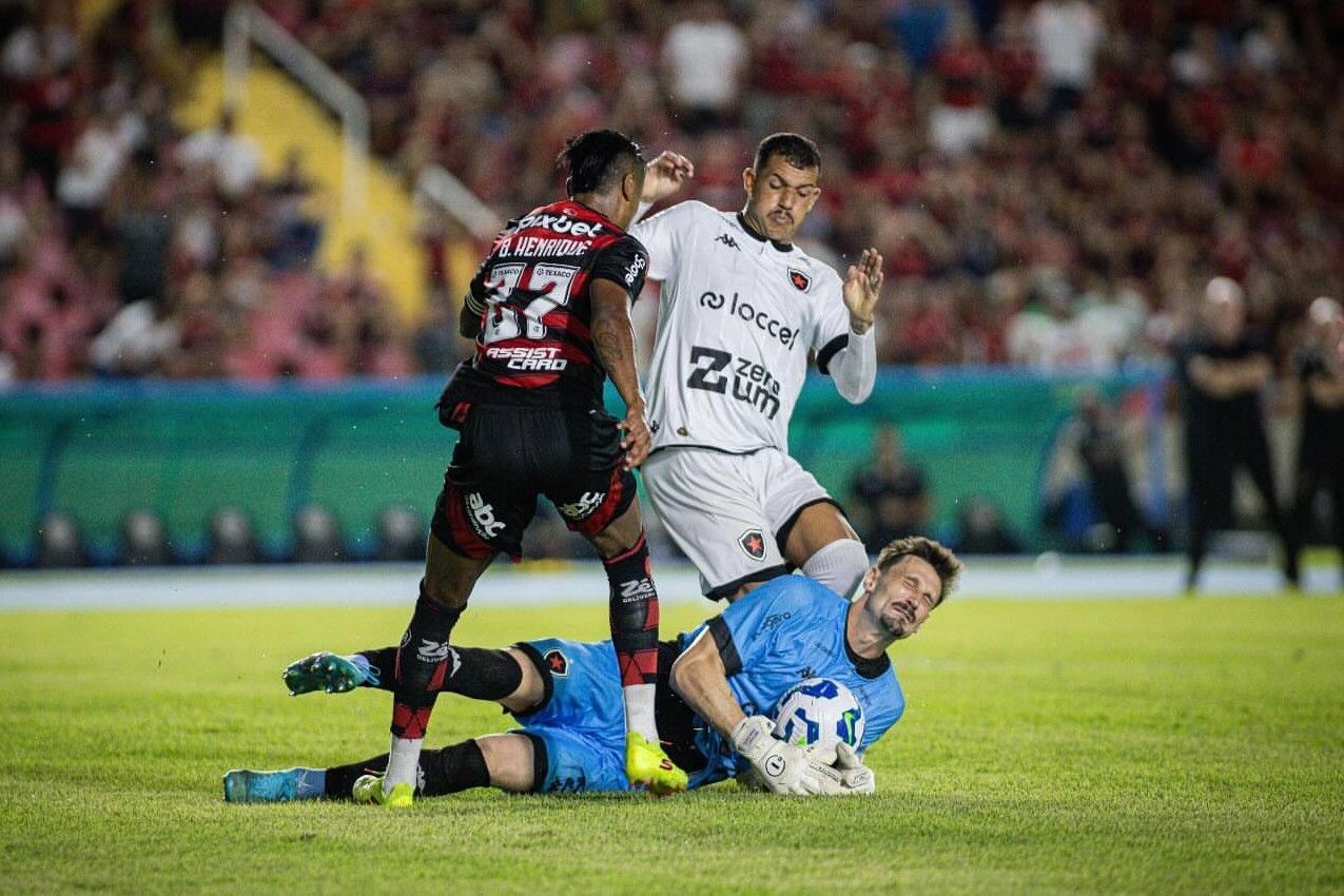 Destaque do Botafogo-PB contra o Flamengo, goleiro revela drama familiar antes do jogo