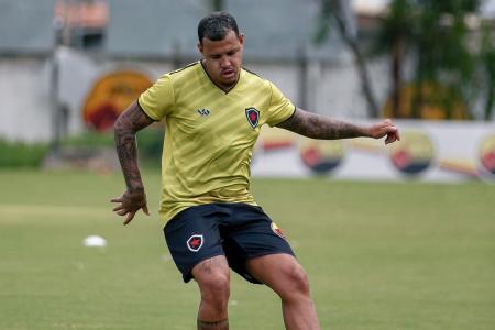 Sidcley durante treino do Botafogo-PB