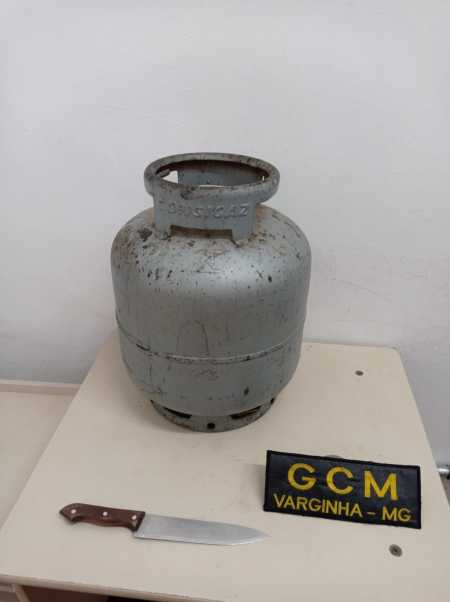 Material suspeito e arma branca foram apreendidos; ocorrência foi registrada na Delegacia de Plantão.