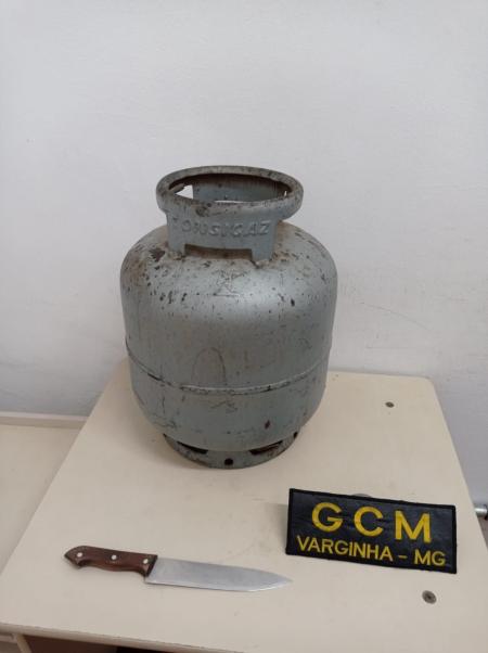 Material suspeito e arma branca foram apreendidos; ocorrência foi registrada na Delegacia de Plantão.
