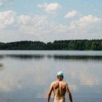 Piloto de Fórmula 1 lança calendário nu para apoiar pesquisas sobre câncer