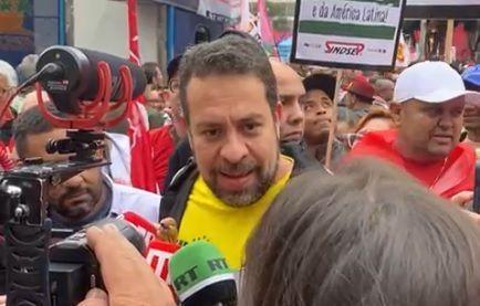 Guilherme Boulos em ato da esquerda durante o dia da Independência, em São Paulo