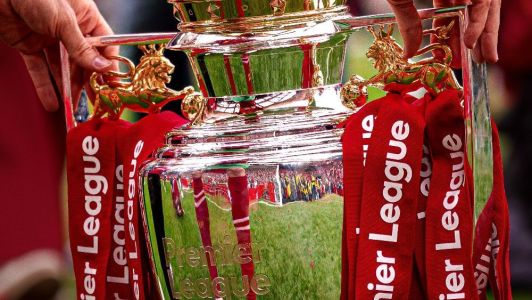 Troféu da Premier League após conquista do Liverpool em 2025